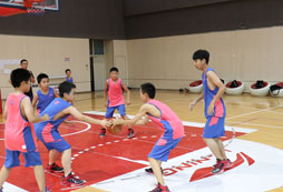 參加兒童籃球夏令營圓孩子的籃球夢！