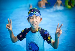 參加中小學生籃球夏令營學習籃球技能