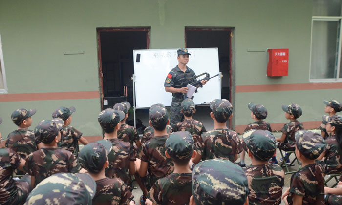 認(rèn)真聽軍官的講解