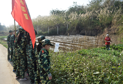 營員體驗(yàn)農(nóng)田