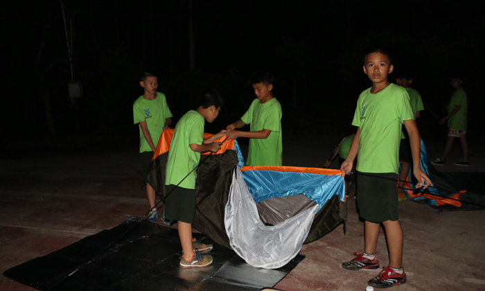 我們開始搭帳篷了