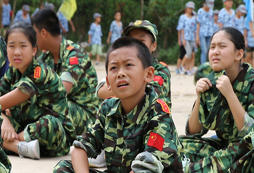 認(rèn)真聽講的小戰(zhàn)士