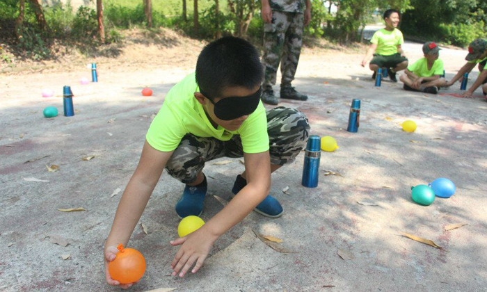 穿上軍裝給自己一個不一樣的童年