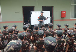 認真聽軍官的講解