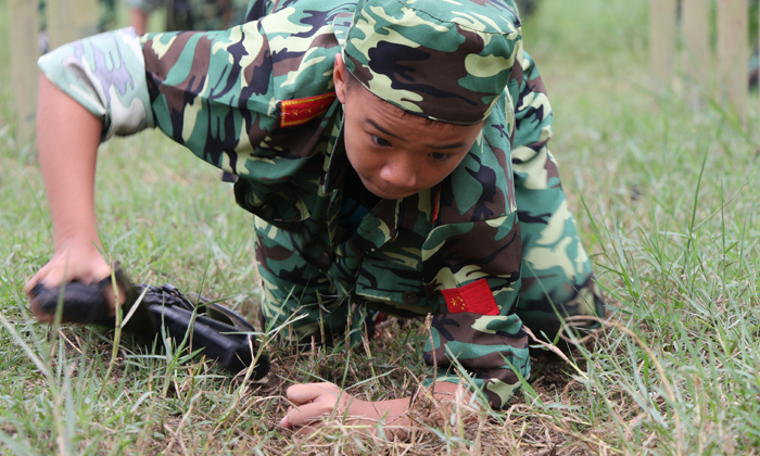 草地匍匐前進(jìn)