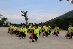 學習軍人是如何蹲著的