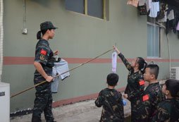 輔導(dǎo)員幫助營員晾衣服