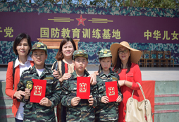 小戰(zhàn)士與媽媽們合影