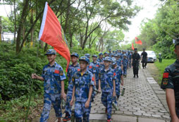 龐大的游行隊(duì)伍