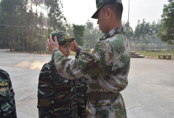 教官幫助學(xué)生整理軍帽