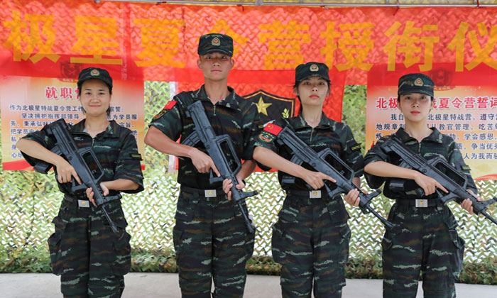 教官的颯爽英姿