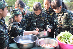 學(xué)員們一起準(zhǔn)備午飯