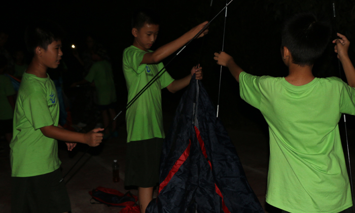 我們開始搭帳篷了