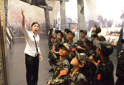 認(rèn)真聽(tīng)紅色軍旅文化