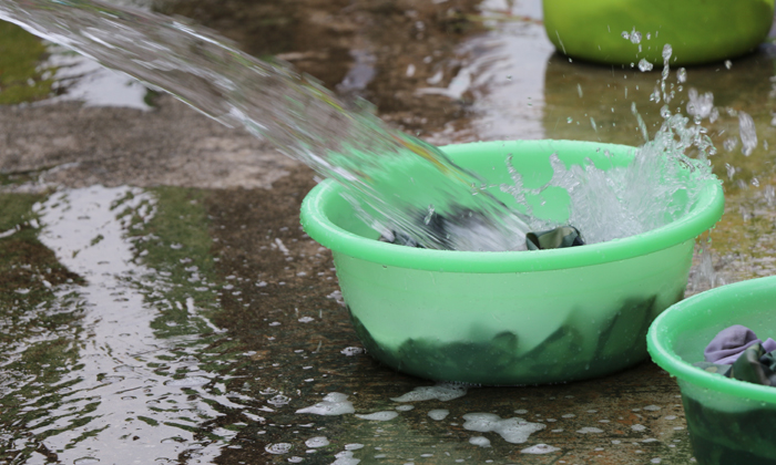 在南寧獵豹特戰(zhàn)夏令營中學習洗衣服