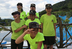 和小姐姐們一起合影