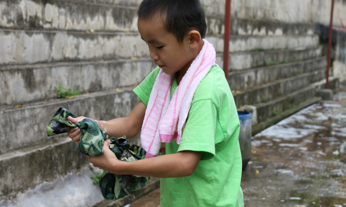在南寧獵豹特戰(zhàn)夏令營中學習洗衣服