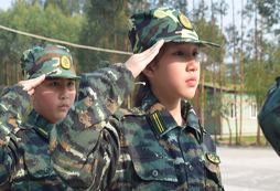 學(xué)員學(xué)習(xí)軍禮