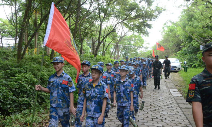 龐大的游行隊(duì)伍