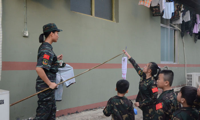 輔導(dǎo)員幫助營(yíng)員晾衣服