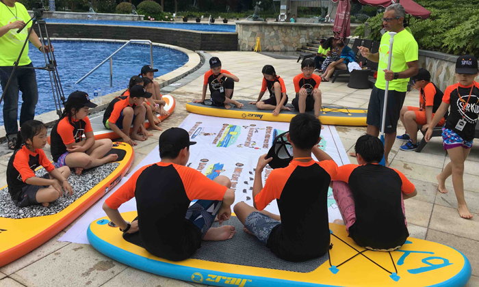 教練講解漿板操作