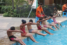 樂此行水上夏令營(yíng)增強(qiáng)青少年體質(zhì)