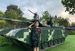 與坦克合影