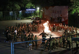 參加連云港中學(xué)生軍事夏令營讓中學(xué)生勇敢面對挫折