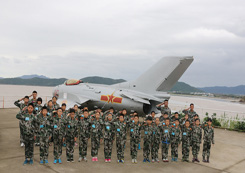哪些學(xué)生可以報(bào)名參加軍事領(lǐng)袖夏令營(yíng)