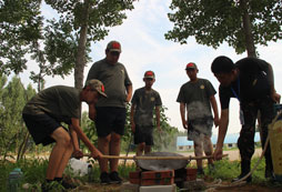參加領(lǐng)袖軍事夏令營引導(dǎo)孩子走向成功