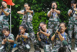 參加柳州軍事夏令營塑造堅強(qiáng)、剛毅的軍人品質(zhì)