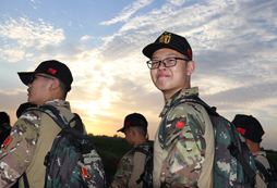 夕陽下的合影