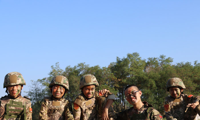 戰(zhàn)友開心合照