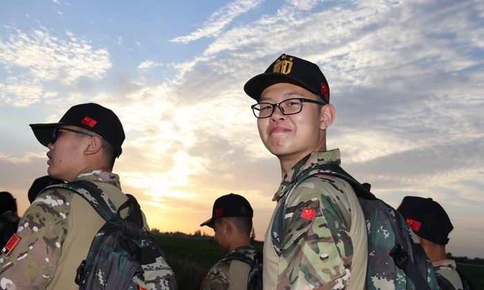 夕陽下的合影