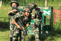 青少年參加兒童軍事勵志夏令營更加勇敢堅強、陽光快樂