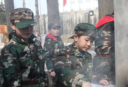 青少年參加勵志軍事夏令營嚴(yán)于律己，寬于律人