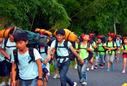 參加暑期勵(lì)志夏令營探索大自然的奧秘