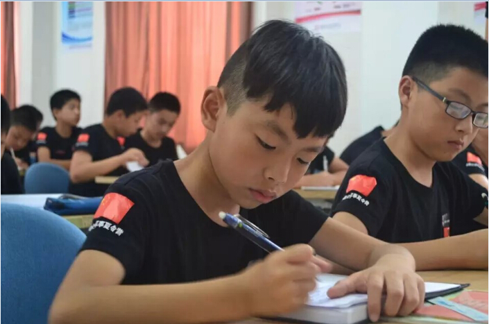參加暑期勵(lì)志夏令營(yíng)讓男孩們回歸本真