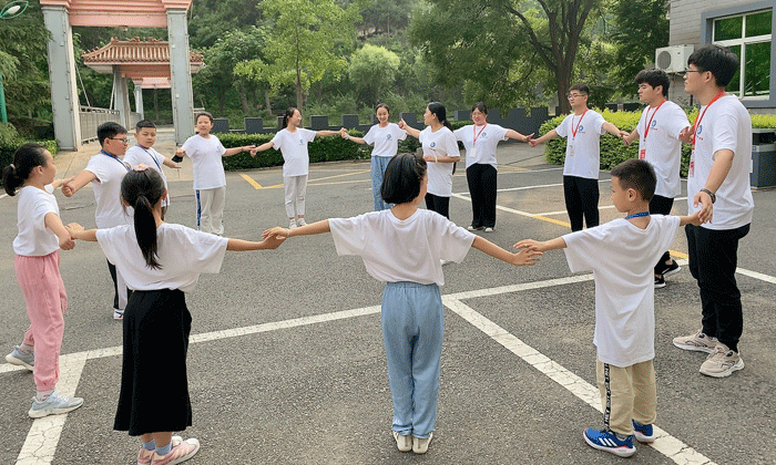 勵(lì)志夏令營(yíng)為什么如此火爆？.gif