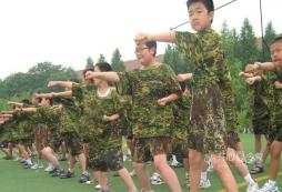 勵(lì)志軍事夏令營(yíng)既能鍛煉身體又能提高自制力