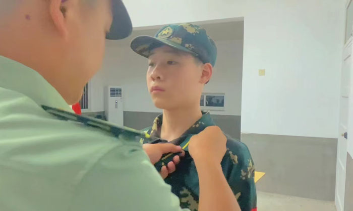 授予肩章