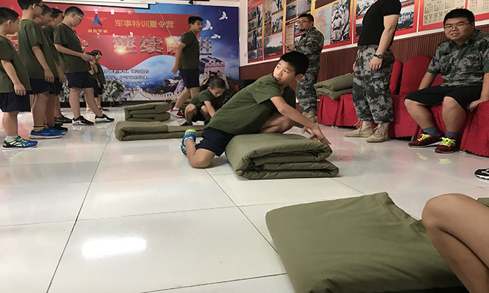 教官教我們疊被子