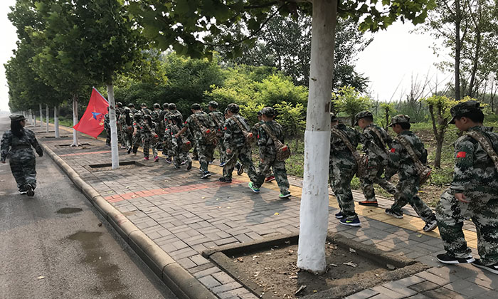 徒步前進(jìn)