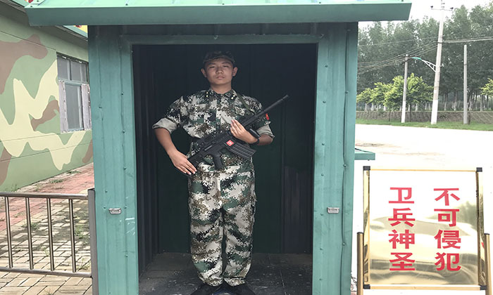 崗亭的軍人