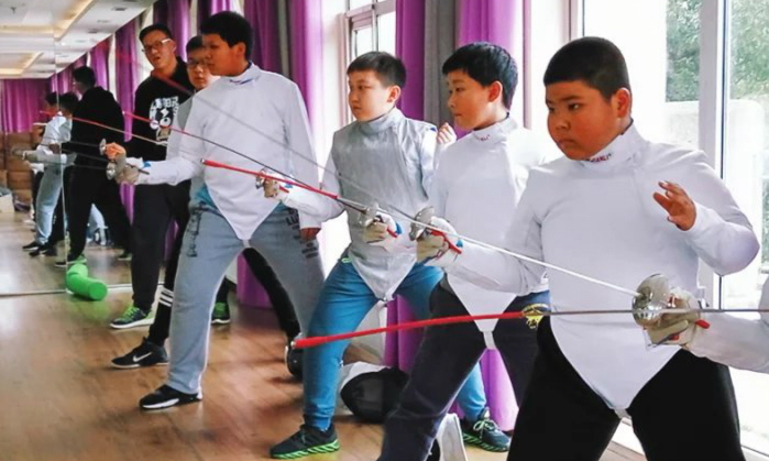 學(xué)員進(jìn)行擊劍練習(xí)