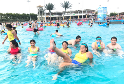 這個(gè)暑假,讓廣州小學(xué)生游泳夏令營(yíng)教你游泳!
