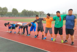 學員一起做運動