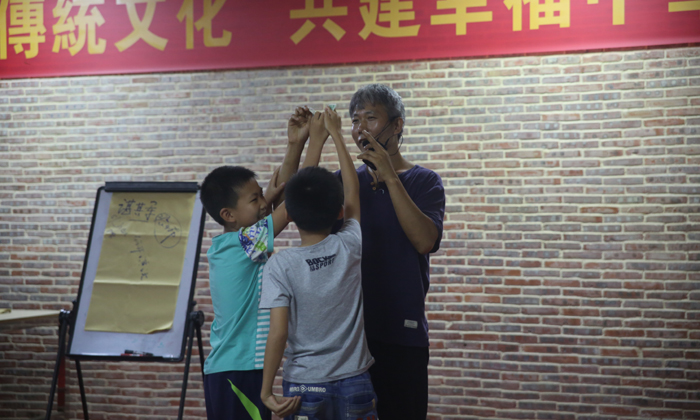 和老師互動(dòng)