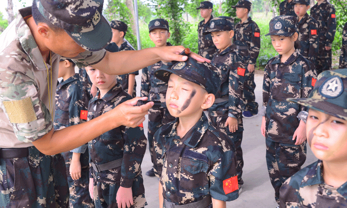六安軍事夏令營提升孩子素養(yǎng)！.gif