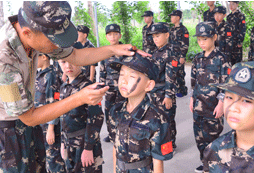 六安軍事夏令營(yíng)提升孩子素養(yǎng)！